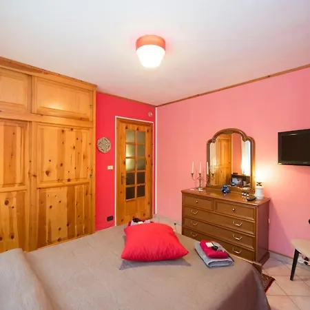 Elegant Near Villa-nabian With Shared Pool * Challand Saint Victor